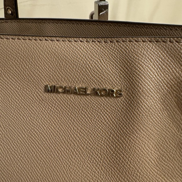 Michael Kors Voyager Tote Bag - Picture 4 of 16